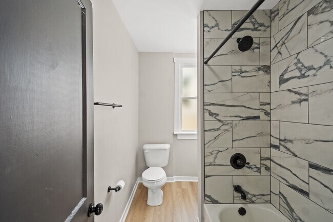 Foto del edificio - Stunning 2 bedroom home in Carrick available July 1!