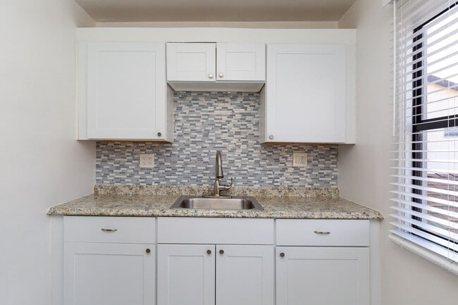 Building Photo - 1 Bedroom Apartment in the Point Loma Area of San Diego