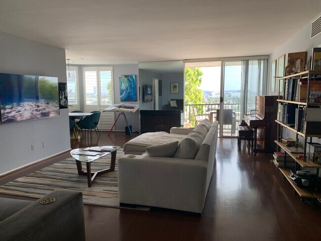 South facing living room with views - 8530 Holloway Dr