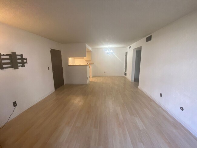 Foto del edificio - Beautiful 1 Bedroom Condo Across from Buck...