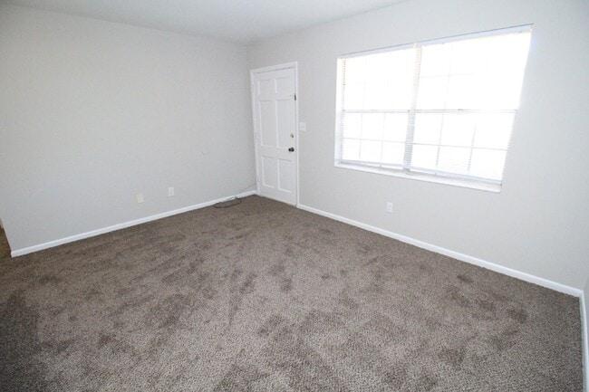 Building Photo - Charming 2-Bedroom Duplex Near UWF, I-10 &...