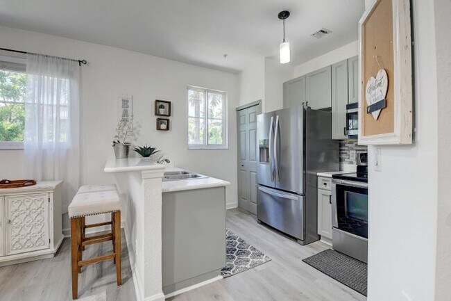 Building Photo - 525 Bayfront Dr