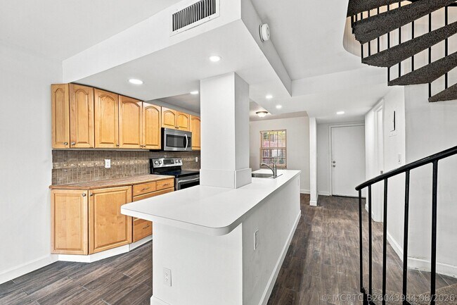 Building Photo - 640 Tennis Club Dr