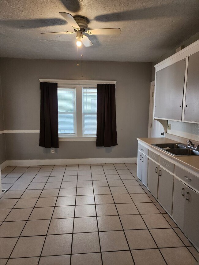 4306 Gifford Ave Unit Back, Cleveland, OH 44109 Room for Rent in