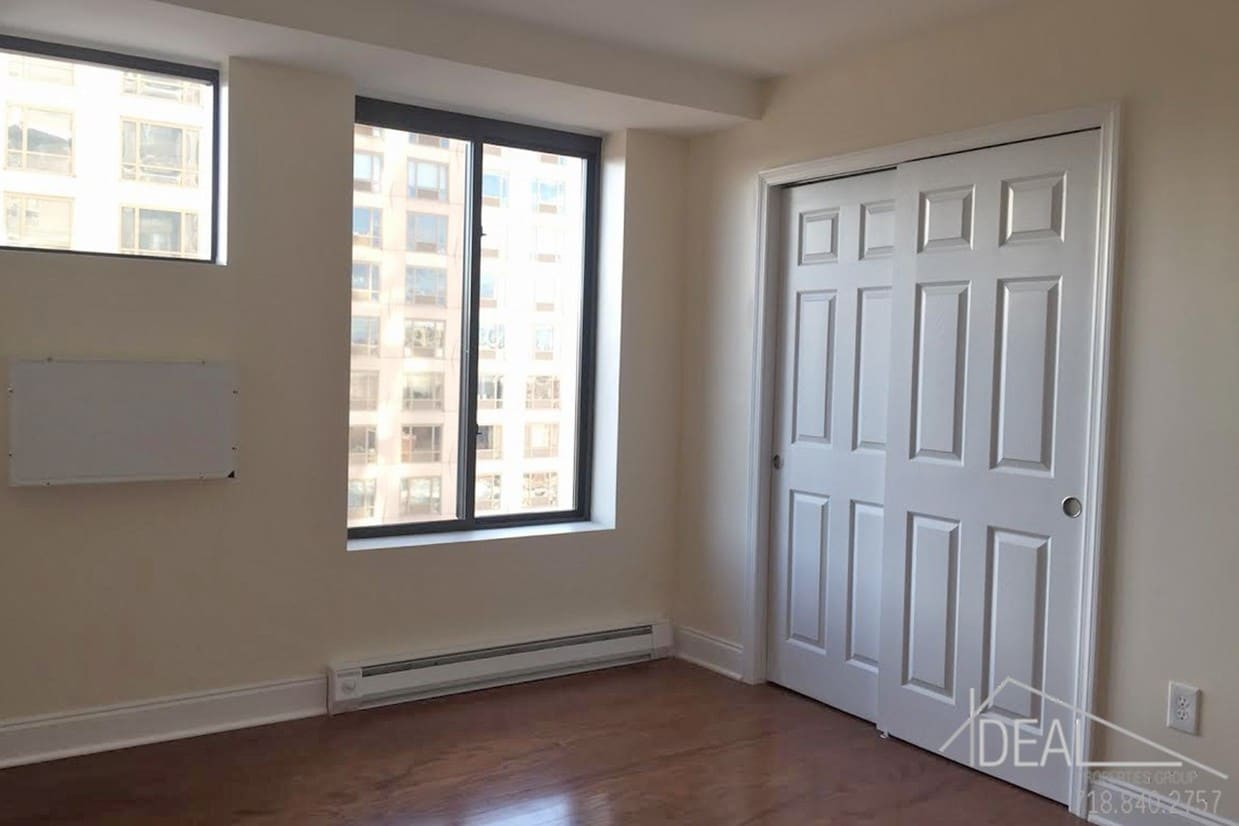 Building Photo - CENTRAL PARK No Fee Living