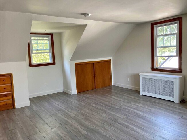 Building Photo - 19 Ivanhoe Dr