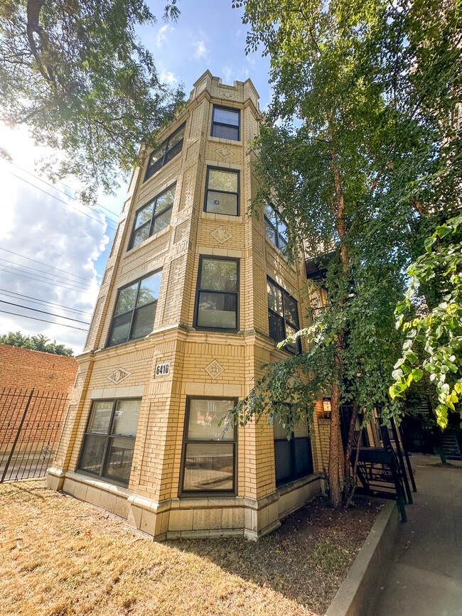 Building Photo - 6410 N Hoyne Ave