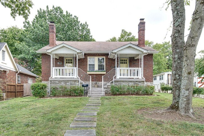 Building Photo - Awesome 1BE/BA duplex in the very popular ...