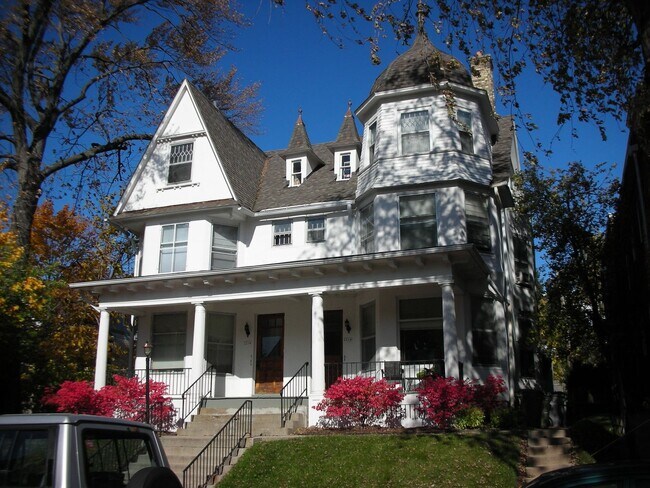 Foto del edificio - 2216 E Ivanhoe Pl
