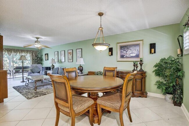 Foto del edificio - 820 S Hollybrook Dr