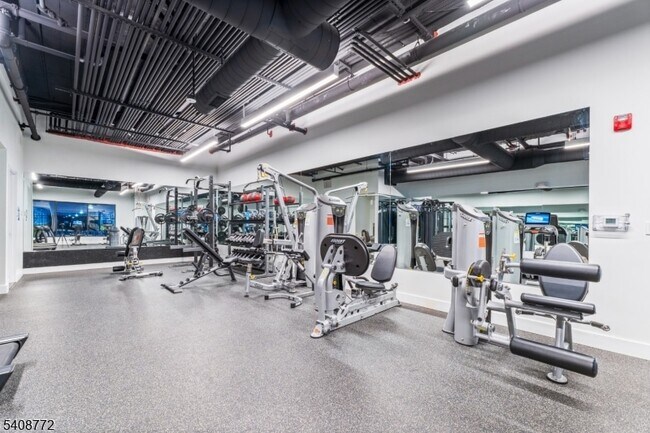 Foto del edificio - 321 E 3rd St