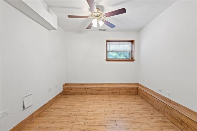 Foto del edificio - 5 bedroom in Chicago IL 60657