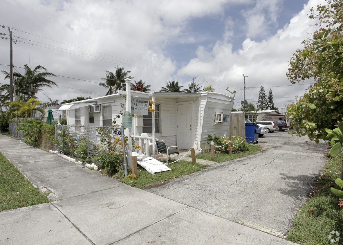 Primary Photo - 2 El Rancho Ln