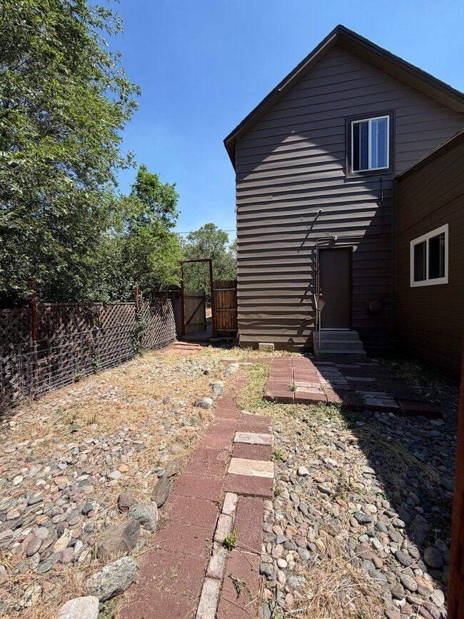 Foto del edificio - 813 W Clay Ave