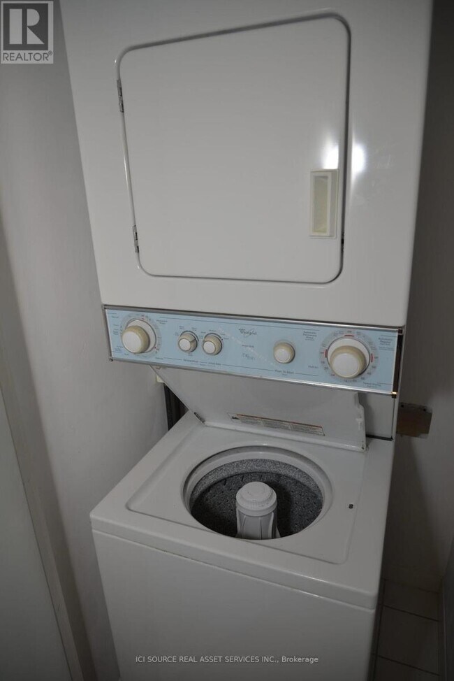 Building Photo - 231 Fort York Blvd