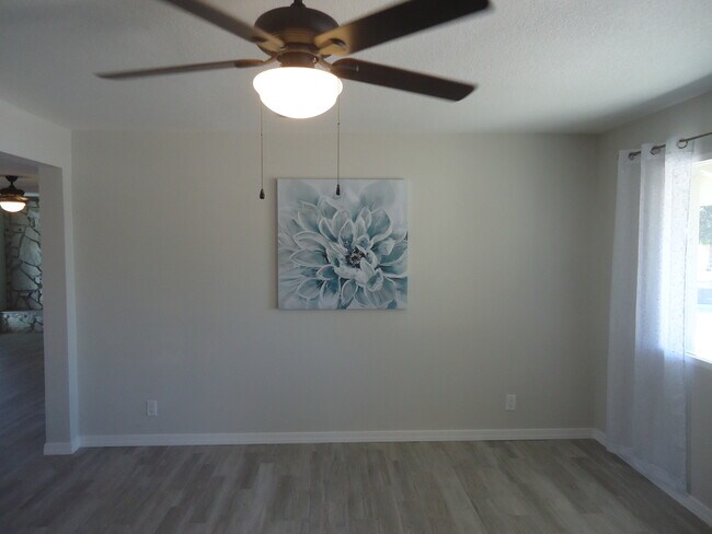 Foto del edificio - 1429 S Roberts Rd