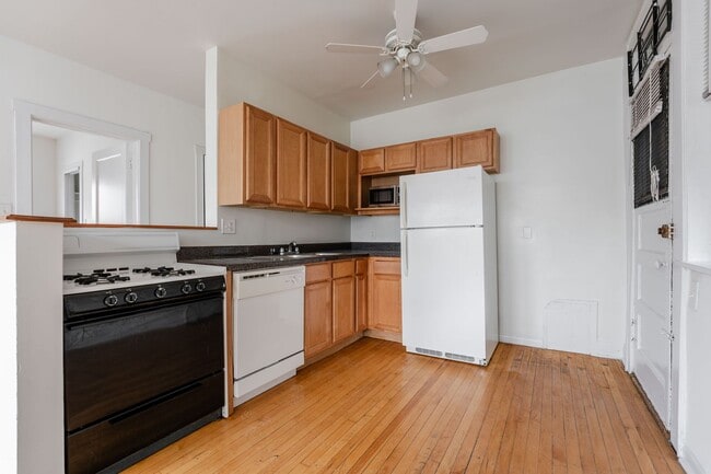 Building Photo - North Center / St. Bens - 2 Bed / 1 Bath - Heat Included