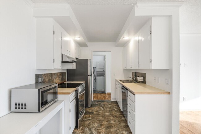 Foto del edificio - 1 month free!! Sweet 1/1 condo in Lake Oswego with covered parking and storage included!