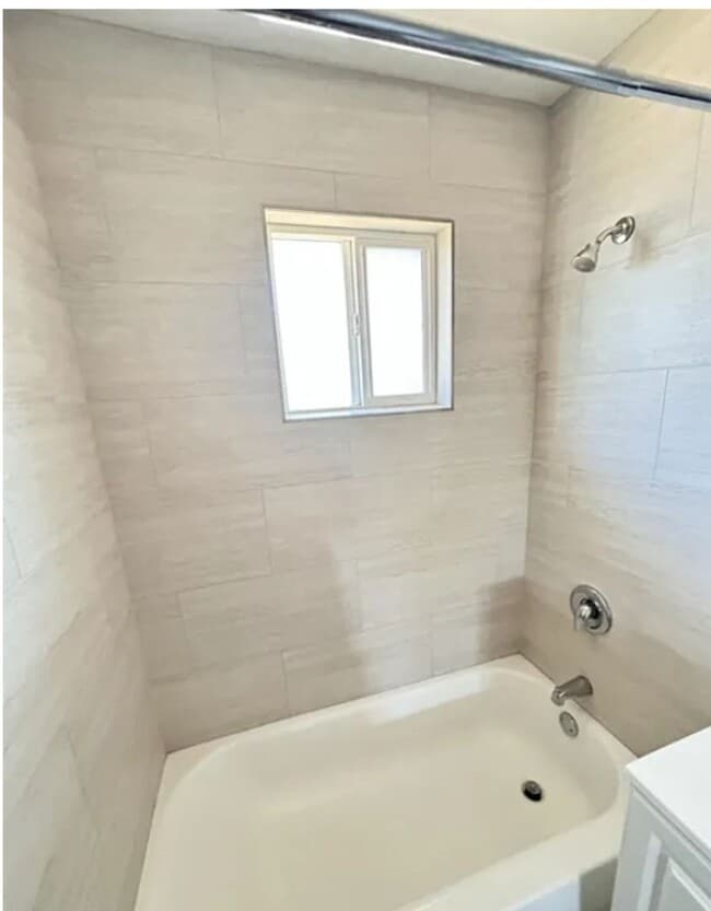 Building Photo - 2 bedroom 1 bathroom unit, nice white shaker kitchen cabinets!