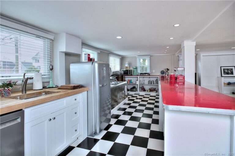 Foto del edificio - 1007 Fairfield Beach Rd