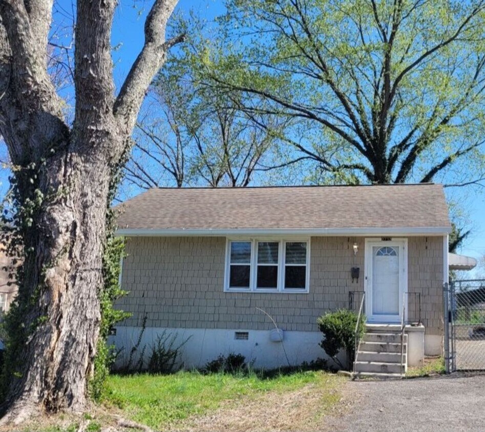 Primary Photo - Remodeled, pet-friendly 2br/1ba house with...