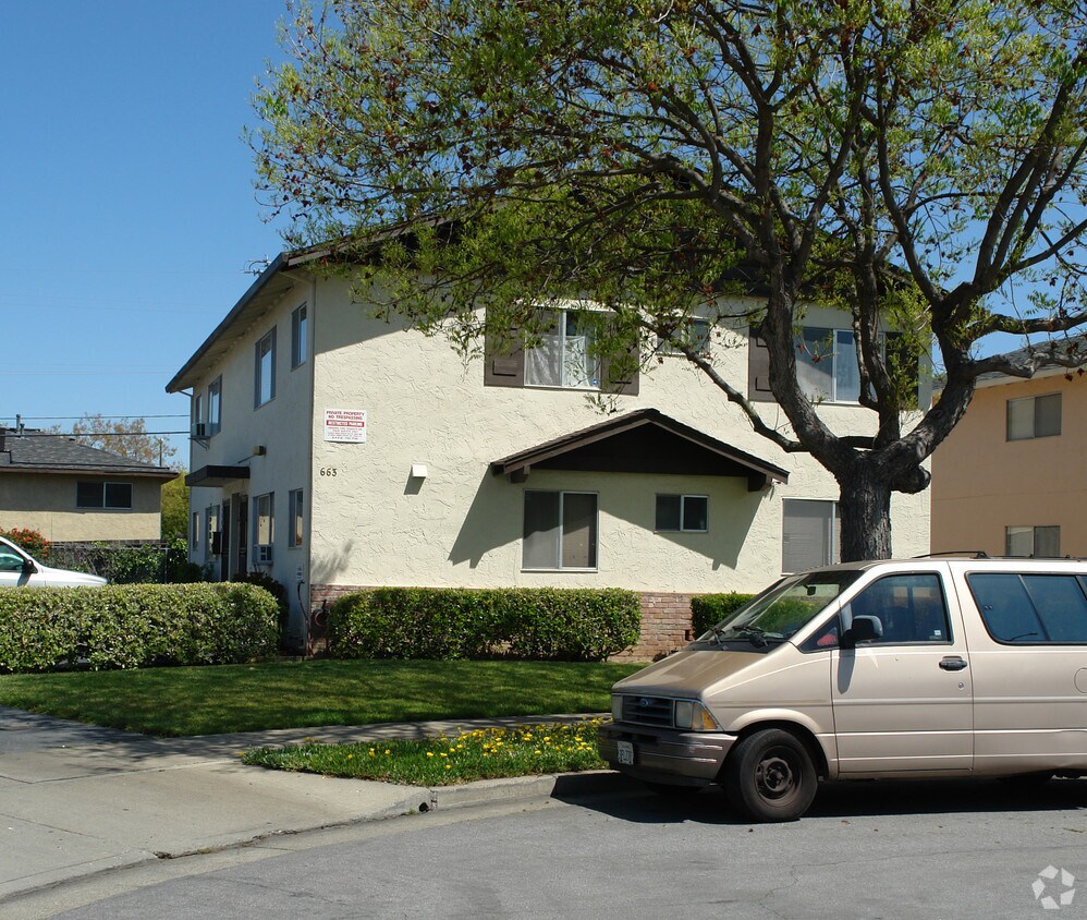Building Photo - 663 La Grande Dr