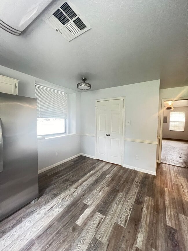 Building Photo - Lovely Home on Corner Lot!
