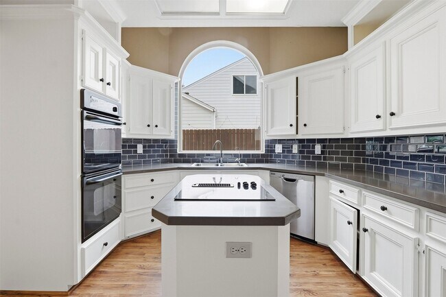 Foto del edificio - 11930 Carriage Hill Dr