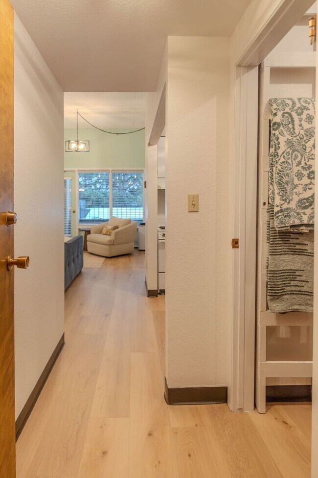 Foto del edificio - 106 E Broadway St