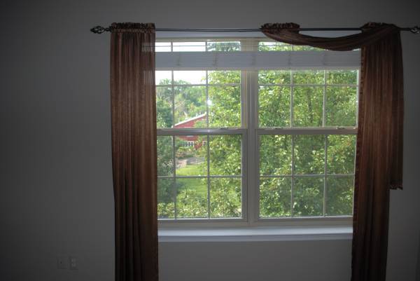 Ventana en la sala de estar - Cider Mill - 697 River Park Village Blvd