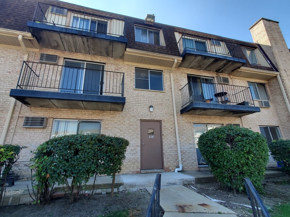 Foto principal - 216 Shorewood Dr