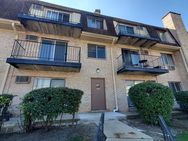 Building Photo - 216 Shorewood Dr