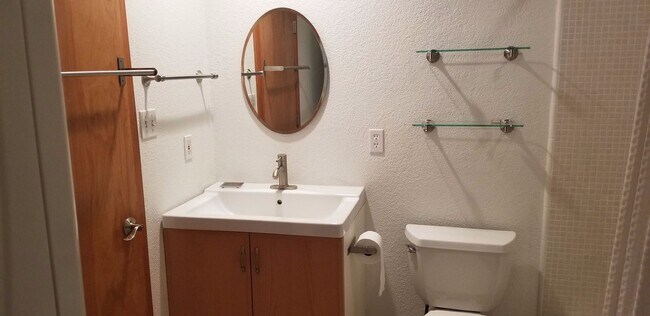 Foto del edificio - One Bedroom, One Bathroom Village Homes Co...