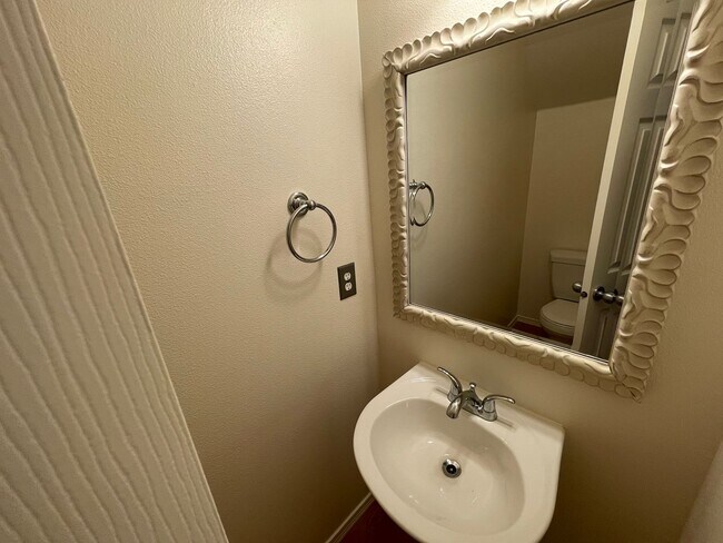 Building Photo - Welcome to your new 3 bed, 2.5 bath home i...