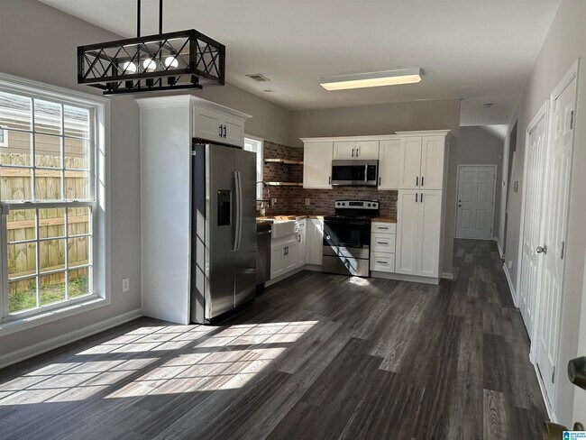 Building Photo - 2202 Village Ln