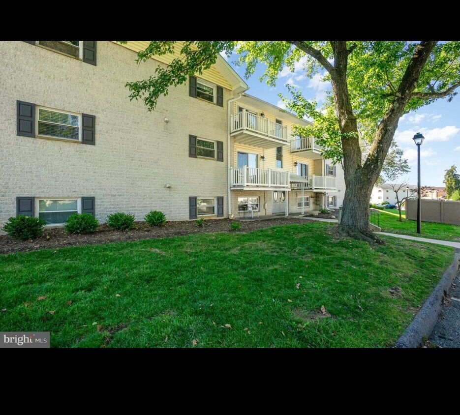 Primary Photo - 5 Warren Lodge Ct