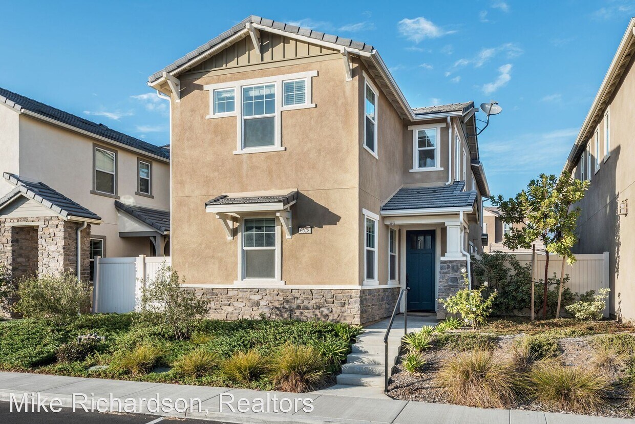 Foto principal - 4 br, 2.5 bath House - 6628 Calle Koral