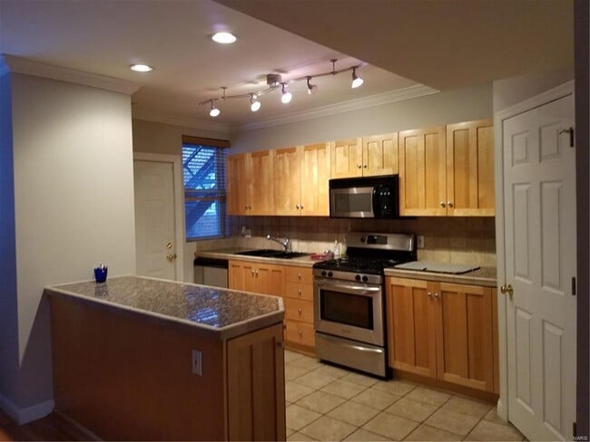 Building Photo - 6318 N Rosebury Ave