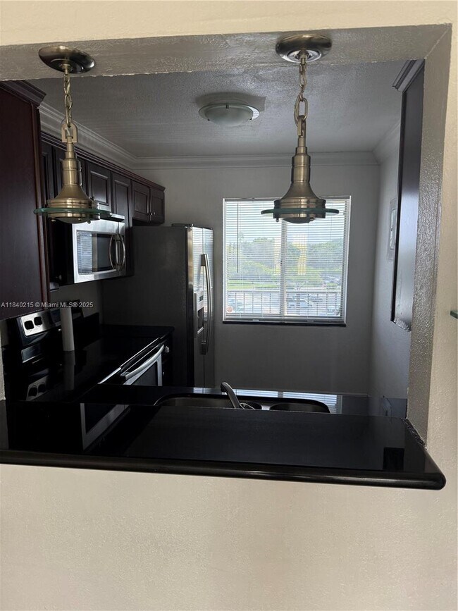 Foto del edificio - 8600 N Sherman Cir