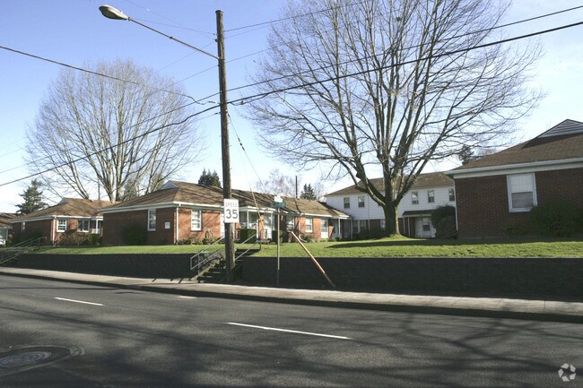 Foto del edificio - Britney Forest Apartments