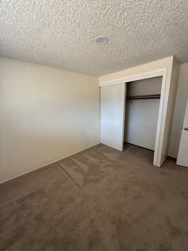 Foto del edificio - Spacious 4-Bedroom Duplex Near Westfield Mall