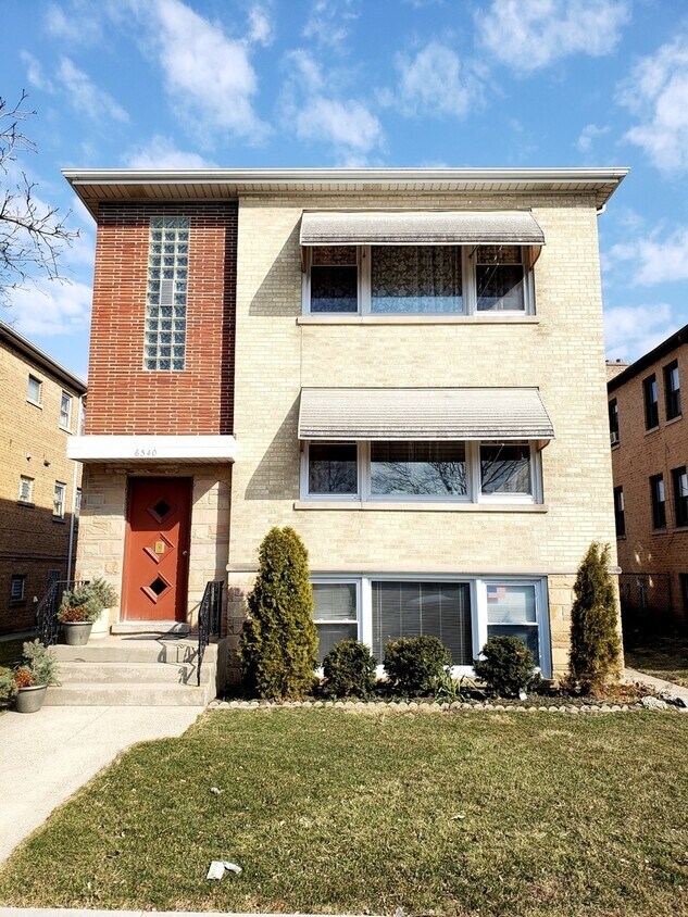 Foto principal - 6340 W Montrose Ave