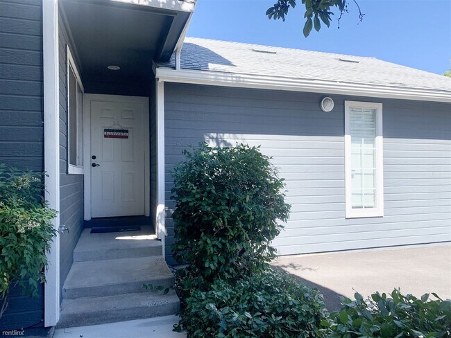 Building Photo - 2 br, 2.5 bath Townhome - 2650 Plumas Stre...