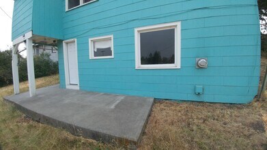 Building Photo - 527 Upham St