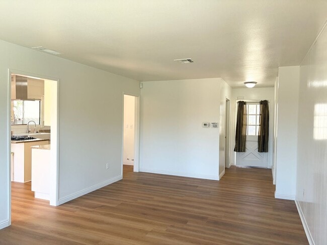 Foto del edificio - Pool open Updated kitchen spacious bedroom