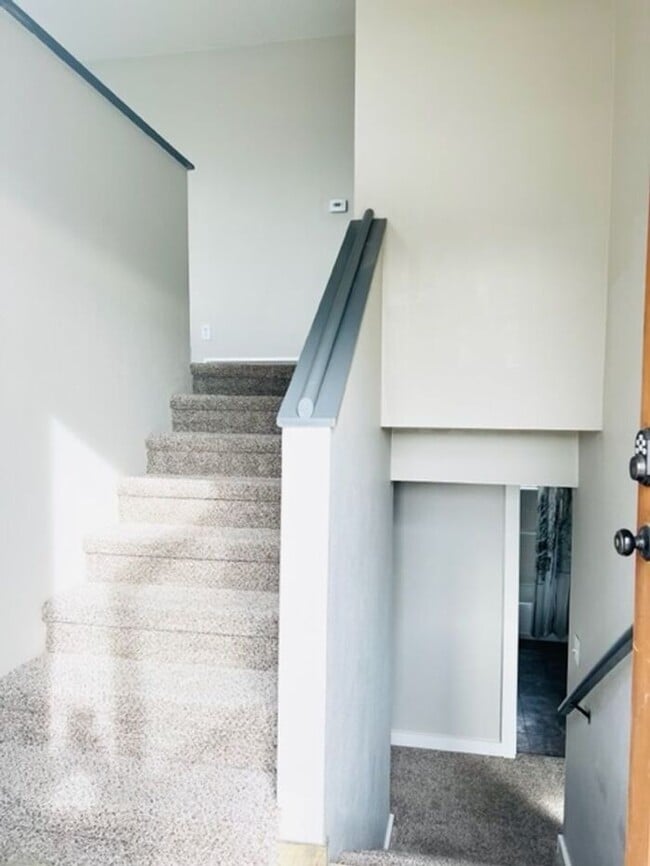 Building Photo - 5 Bedroom on a large corner lot in the hea...