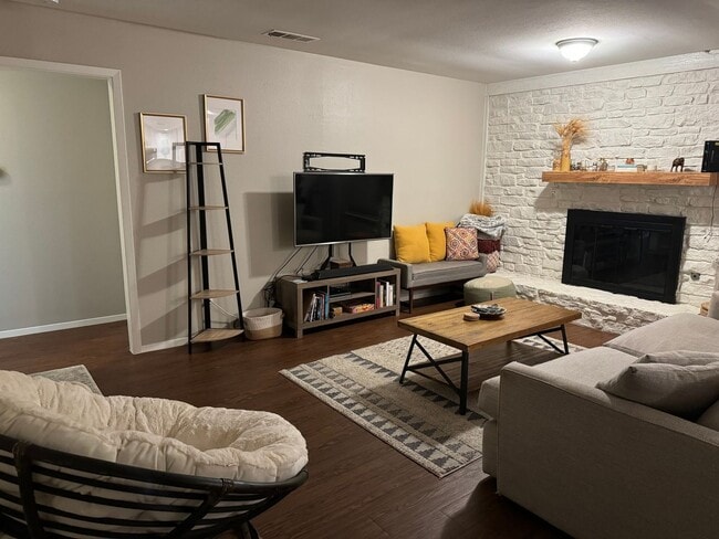 Building Photo - 3 Bedroom Single Family Home in Austin