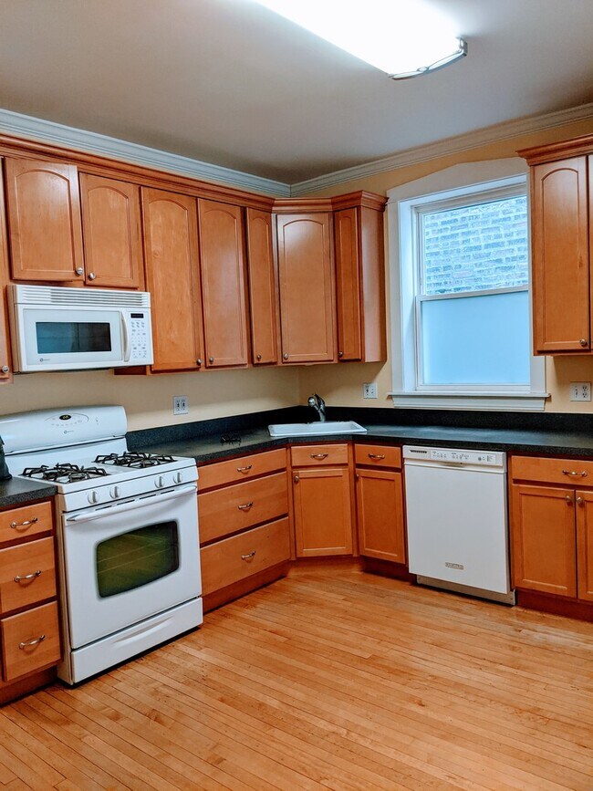 Building Photo - 3541 N Oakley Ave