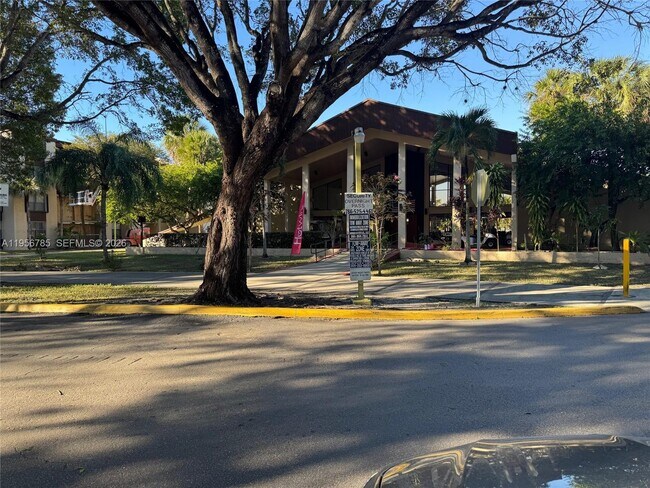 Foto del edificio - 14415 N Kendall Dr