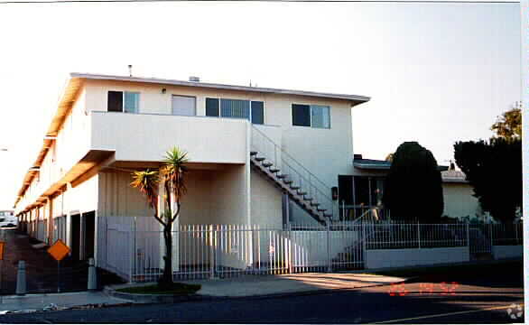 Building Photo - 703 James St